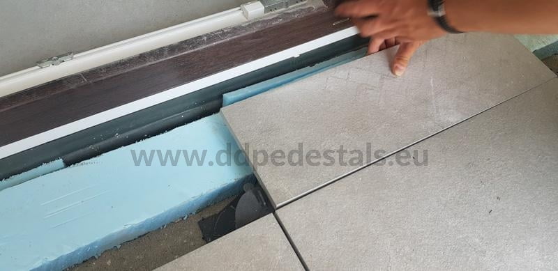 dostosowanie odpowiedniej wysokości płyt do progu drzwi balkonowych