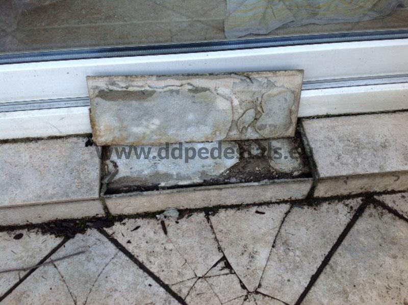 Reparatur-Terrasse-Fallen-Platten-Meißeln