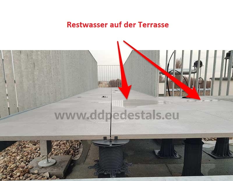 Terrassenplatten-auf Stelzlager-das Wasser-steht