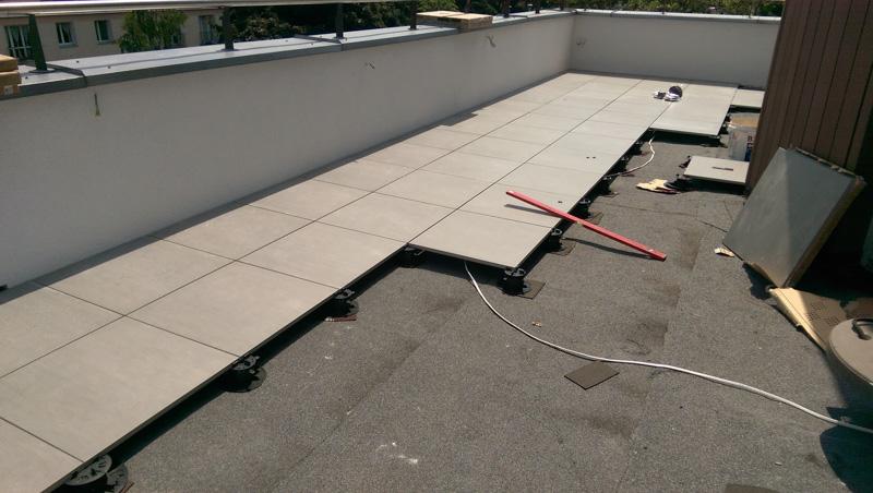 An example of realisation of a raised ventilated terrace from ceramic terrace tiles.