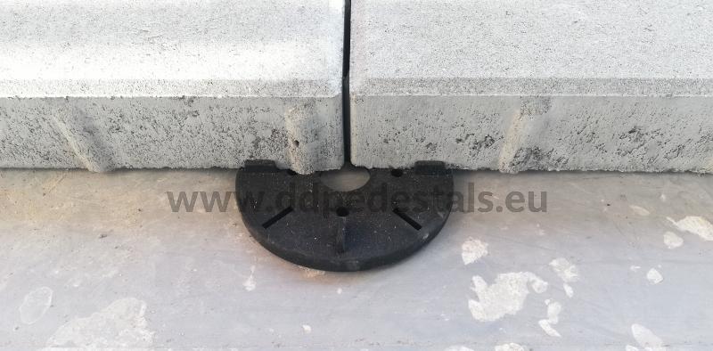 taras- gruba betonowa płyta tarasowa oparta na gumowym podkładzie
