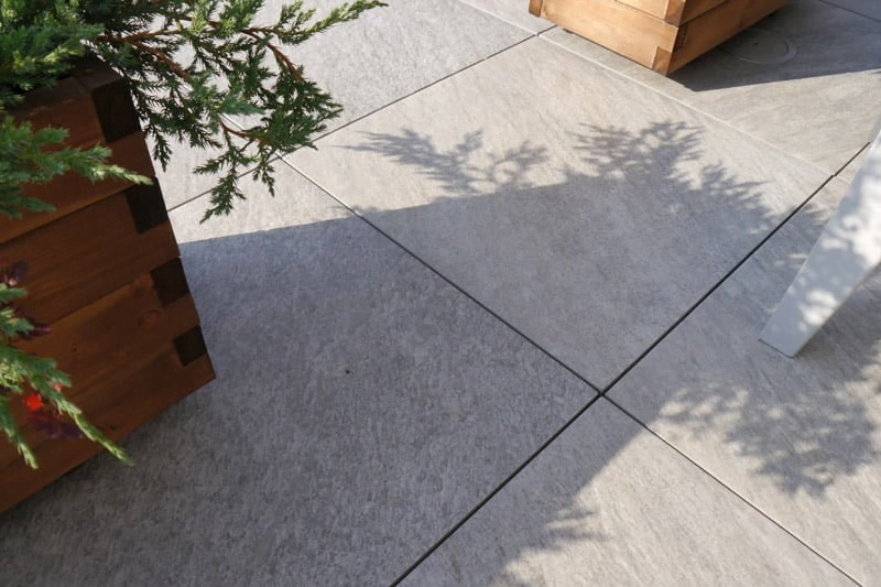 A terrace made of ceramic tiles can withstand the weight of a large wooden pot