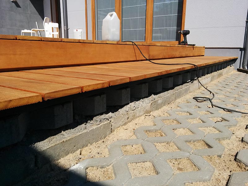 Auf den durchbrochenen Platten können verstellbare Terrassenstützen angebracht werden