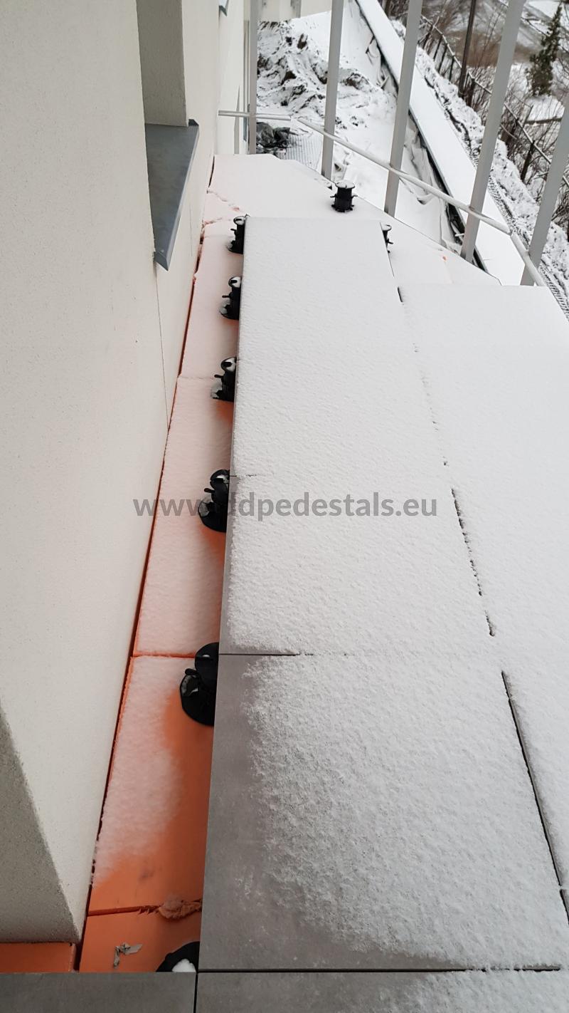 La pose de dalles de terrasse sur des plots en hiver en cas de gel et de neige