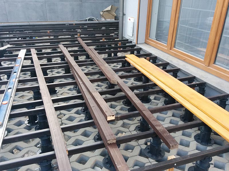 dalles de béton ajourées comme fondation pour une terrasse ventilée