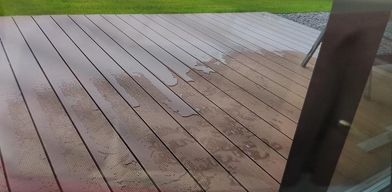 eau résiduelle sur la terrasse des panneaux composites