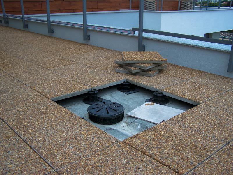 revêtement de drainage sous un plancher ventilé