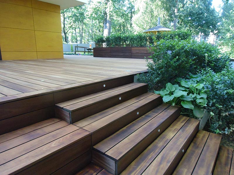 masquer la sous-structure de la terrasse en bois avec des planches et des plantes