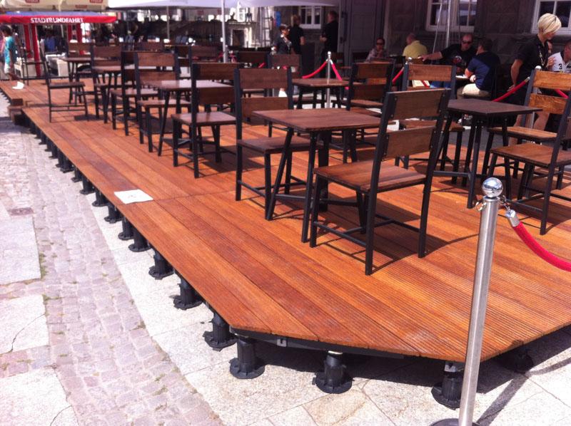 montaje de terraza ventilada en el restaurante en el jardín