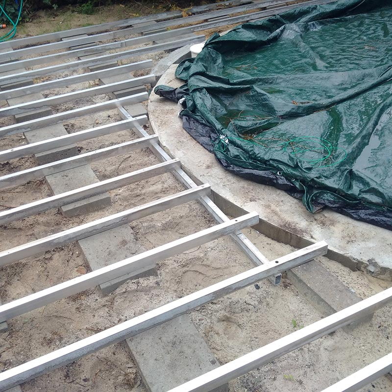 grille de solives en aluminium sous la terrasse