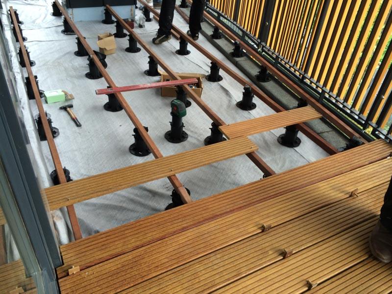 soportes regulables de terraza bajo vigas de madera