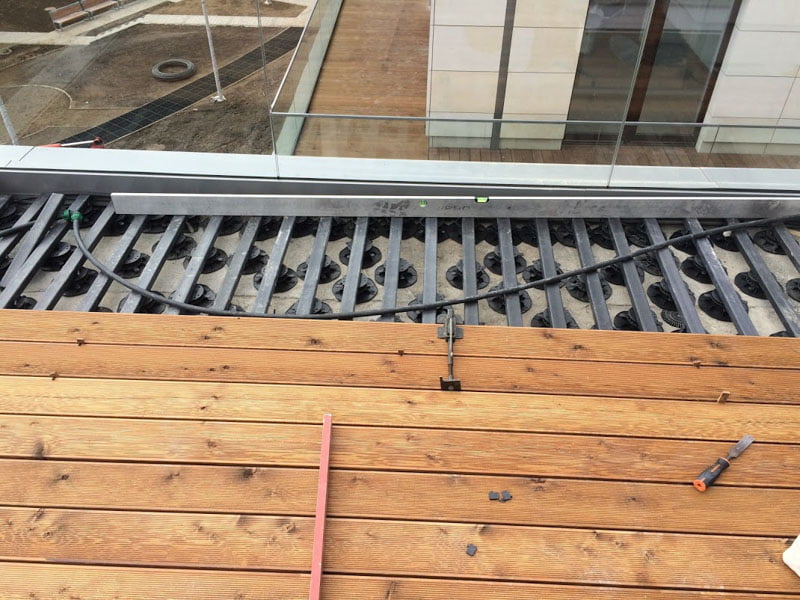 grille compactée de solives composites sous la terrasse platelage