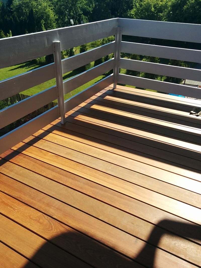 Tabla de madera en el balcón