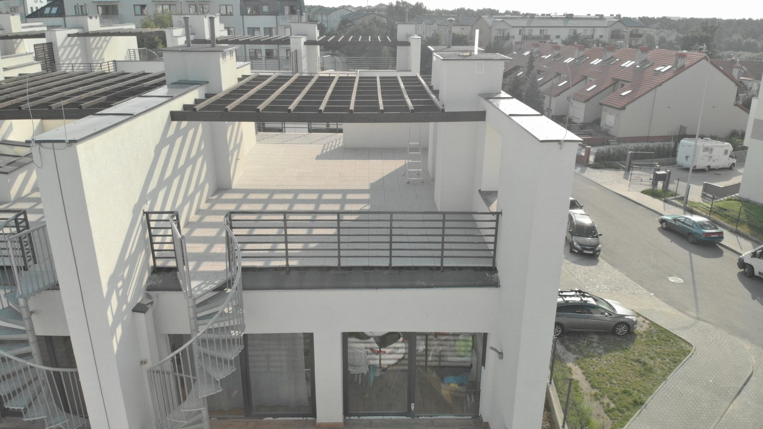 Terrasse mit Keramikplatten auf dem Dach des Gebäudes