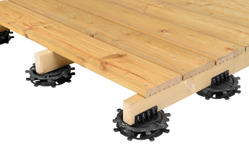 cubierta de madera levantada sobre soportes regulables
