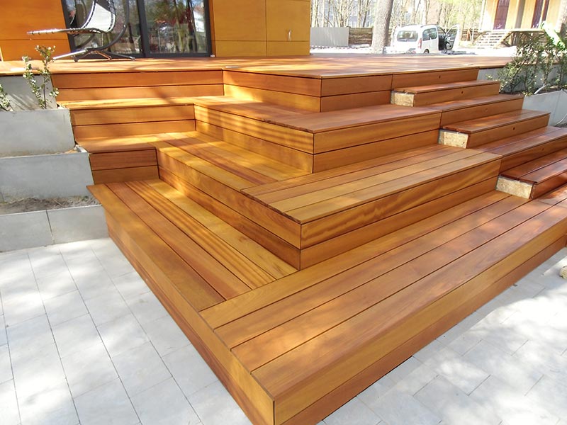 terraza de madera exótica sobre soportes de terraza regulable