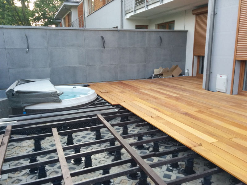 photo beispiel einer stelzlager-terrasse mit balken auf dem boden auf betonsteinen