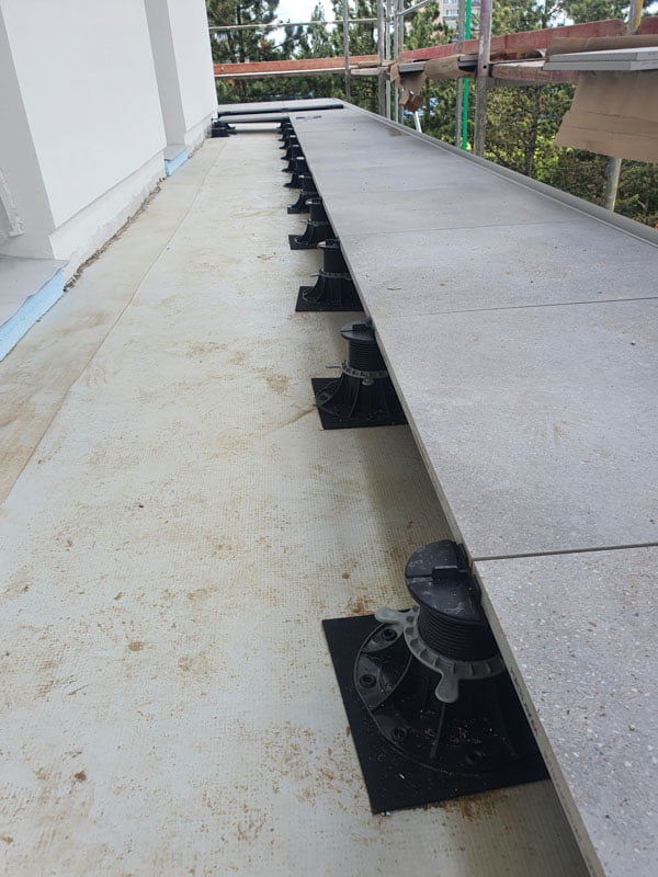 foto einer stelzlager terrassenabdichtung mit sbr-pads 