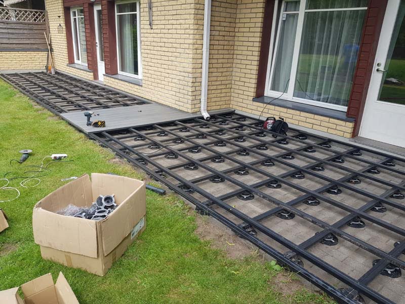 ejemplo de terraza sobre pilotes con vigas en el suelo sobre bloques de hormigón