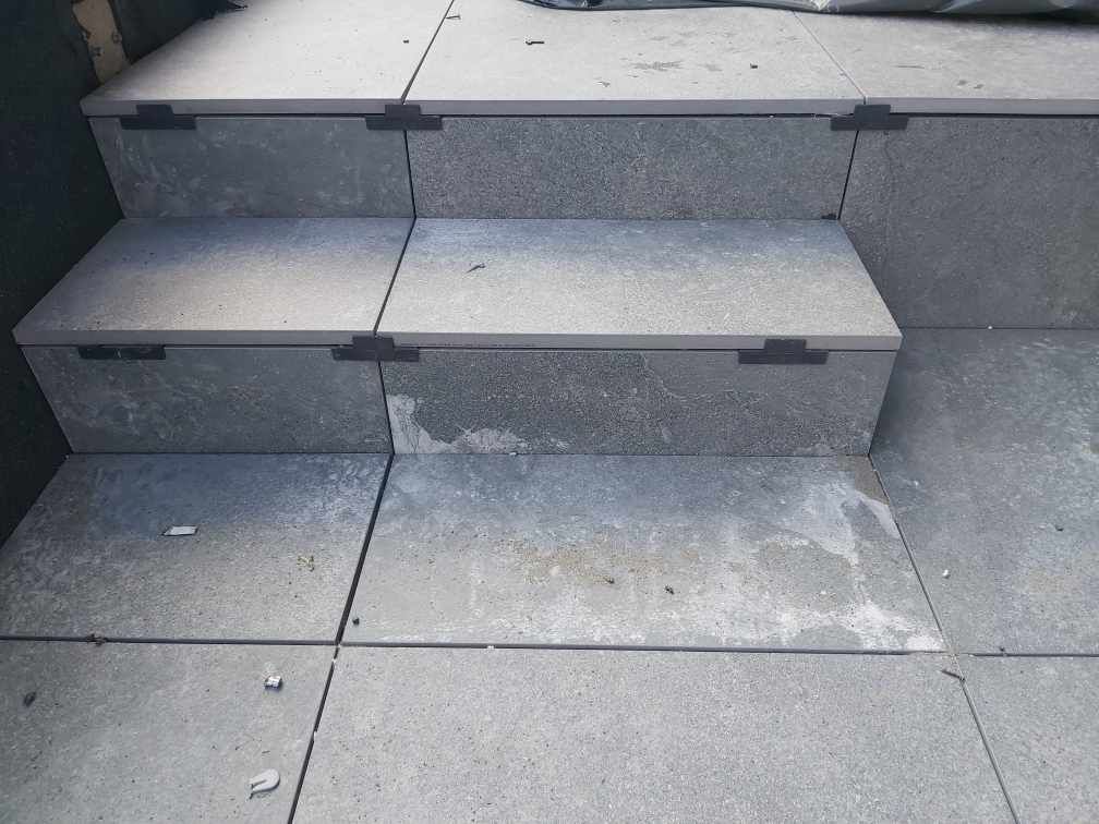 escalier sur terrasse ventilée avec plaque à dalle pour finition latérale