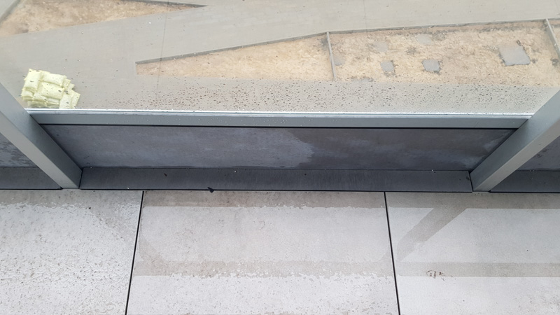 photo d'une façon de finir une terrasse surélevée en utilisant une barrière de verre