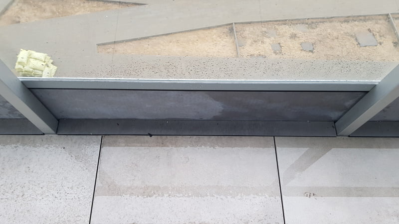 photo of one of the ways of finishing an elevated terrace when using a glass barrier
