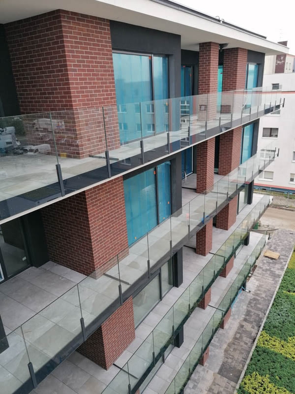 photo of one of the ways of finishing an elevated terrace when using a glass barrier