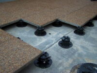 La terrasse montée sur l'étanchéité avec utilisation des tampons de protection pour éviter la perforation de la membrane