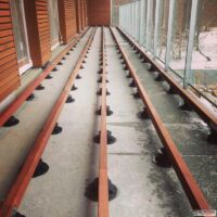 Le nivellement des lambourdes (comme sur cette terrasse en bois) devient facile grâce à l'utilisation de plots réglables