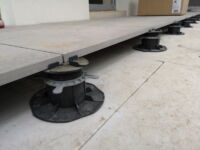 Le nivellement d'une pente sur une dalle isolée de balcon s'avère simple et rapide à réaliser et en même temps stable