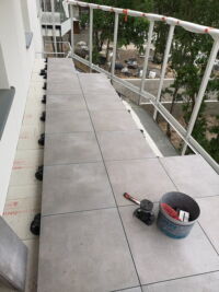 Les plots réglables aident à compenser les différences de hauteur causées par les couches d'isolation thermique (2)