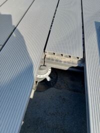 Les plots réglables permettent un nivellement idéal de l'ensemble de la construction de cette terrasse composite