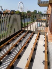 Les plots réglables sont idéales pour les petites surfaces car vous pouvez facilement effectuer la mise à niveau appropriée