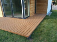 Les plots réglables vous permettent d'ajuster les conditions du sol à la hauteur de terrasse requise