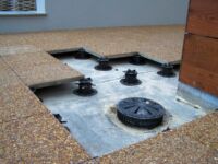 Voici un exemple de la facilité avec laquelle on peut réaliser un drain d'inspection pour le drainage de terrasse sur plots réglables